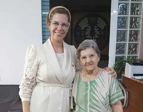Fonoaudióloga Maira Requena com uma paciente na clínica