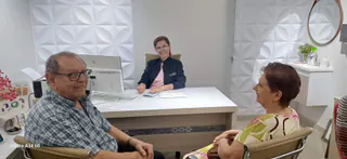 Consulta de reabilitação auditiva com paciente idosa