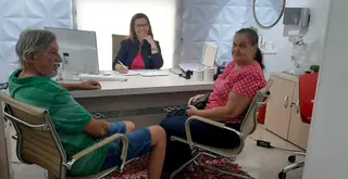 Paciente satisfeito após adaptação de aparelho auditivo