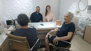 Consulta com equipe da clínica e paciente