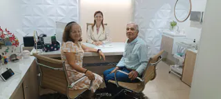 Casal de pacientes em consulta com a fonoaudióloga Maira Requena