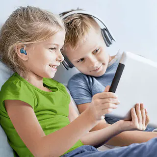 Criança usando aparelho auditivo Phonak Sky